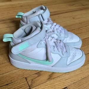 Nike kids Court Borough Mid 2’s 5Y